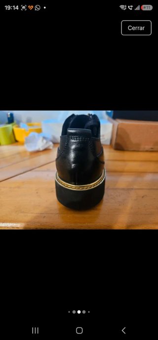Zapatos Geox Negros con Detalles Dorados