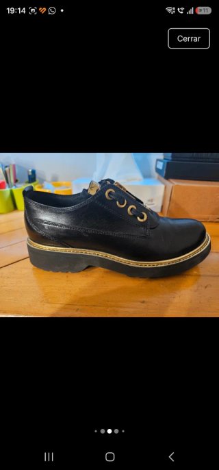 Zapatos Geox Negros con Detalles Dorados