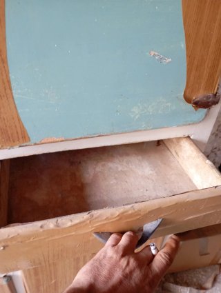 Alacena antigua de madera y papel