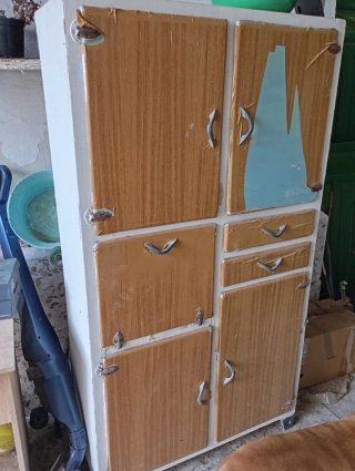 Alacena antigua de madera y papel