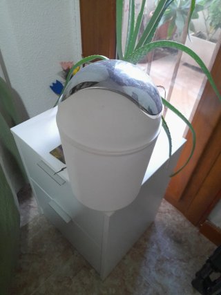 Papelera moderna plateada y blanca