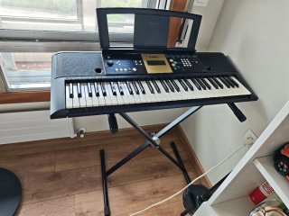 Teclado Yamaha E223 YPT220 con soporte