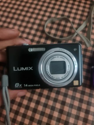 Confezione di 3 fotocamere digitali Fujifilm, Lumix, Nikon
