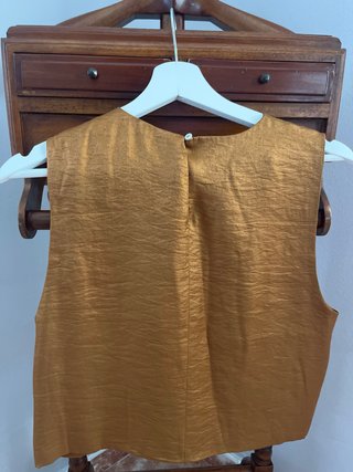 Top asimétrico dorado ZARA Talla M