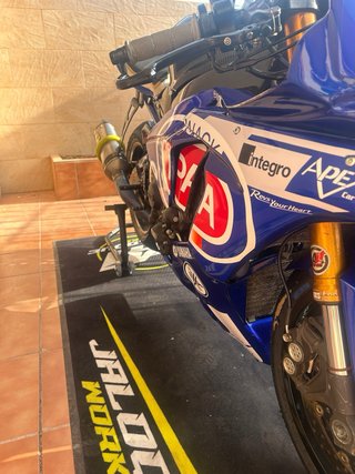 Yamaha R1 RN49 Circuito