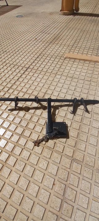 CERROJO ANTIGUO CON SU CERRADURA, LLAVE Y SOPORTES