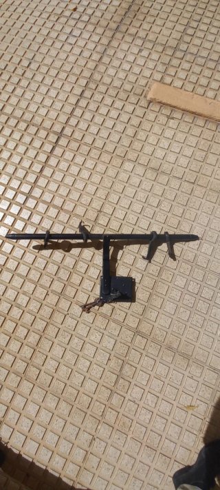 CERROJO ANTIGUO CON SU CERRADURA, LLAVE Y SOPORTES