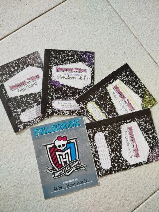 COLECCIÓN MONSTER HIGH + ACCESORIOS