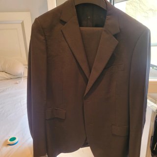 Traje de vestir negro o gris muy oscuro