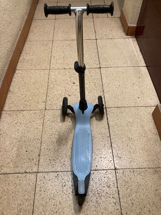 Patinete infantil Decathlon marca Oxelo 3 ruedas