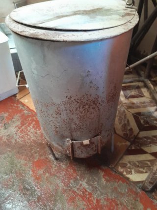 Cubo metálico con tapa