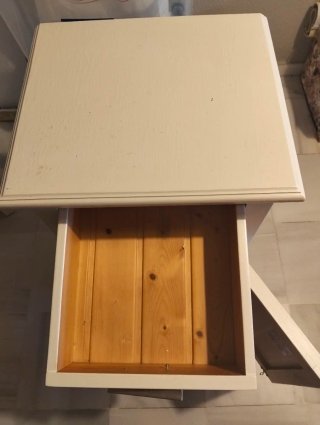 Mesita de noche madera beige cajón y puerta