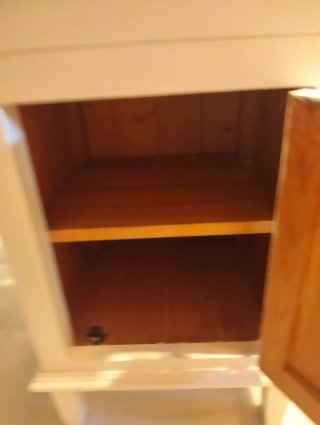 Mesita de noche madera beige cajón y puerta