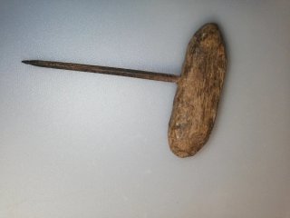 Antico punteruolo con manico in legno
