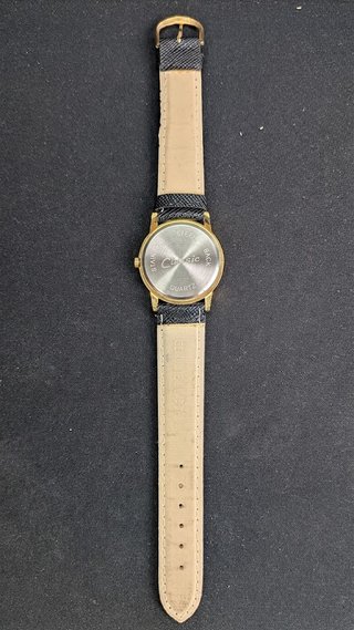 Reloj Classic Dorado Correa Negra Cuarzo