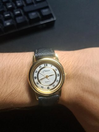 Reloj Classic Dorado Correa Negra Cuarzo