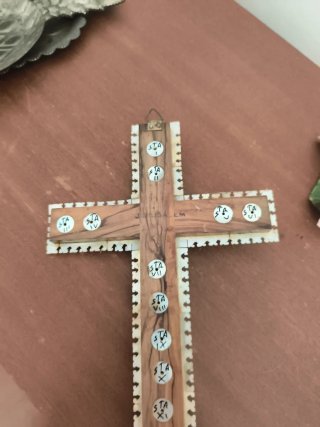 Crucifijo de madera de olivo de Belén