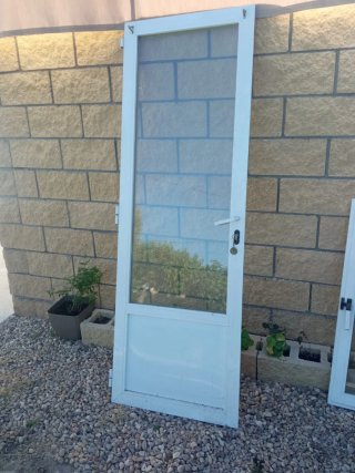 Puerta de aluminio con marco blanco