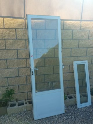 Puerta de aluminio con marco blanco