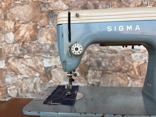 Máquina de coser Sigma con mueble