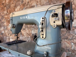 Máquina de coser Sigma con mueble