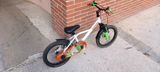Bicicleta infantil Btwin con diseño de dinosaurio