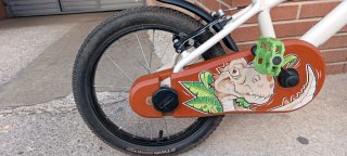 Bicicleta infantil Btwin con diseño de dinosaurio
