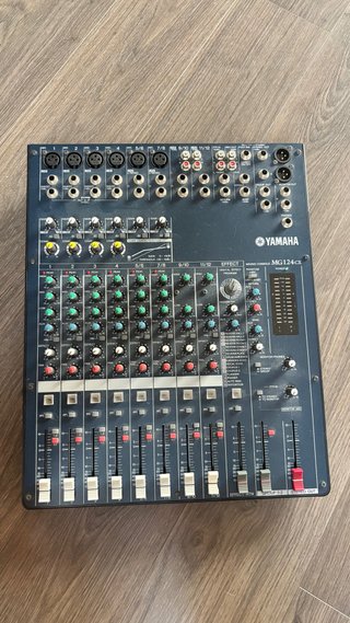 Mesa de mezclas Yamaha MG124CX + cables