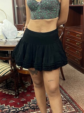 Falda gótica negra volantes