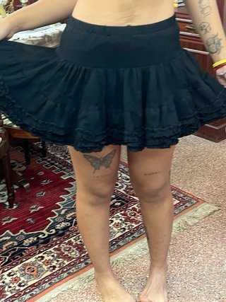 Falda gótica negra volantes