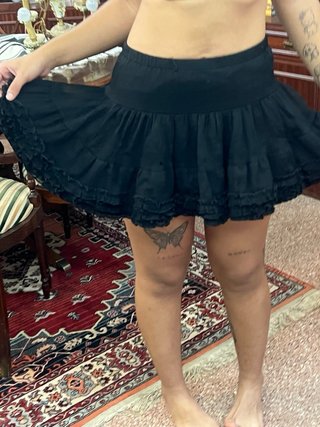 Falda gótica negra volantes