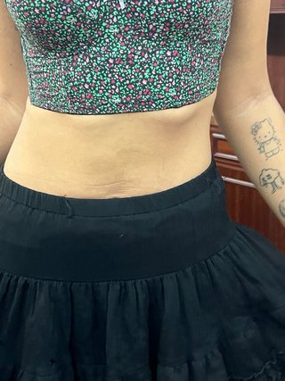 Falda gótica negra volantes