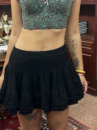 Falda gótica negra volantes