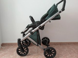 Carrito de bebé y capazo verde