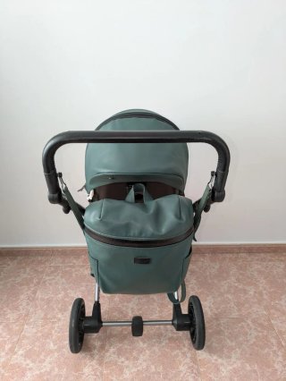 Carrito de bebé y capazo verde