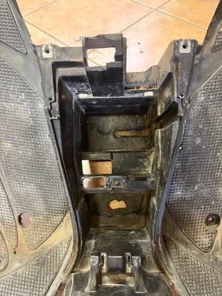 PAVIMENTO PEDANA POGGIA PIEDI YAMAHA AEROX