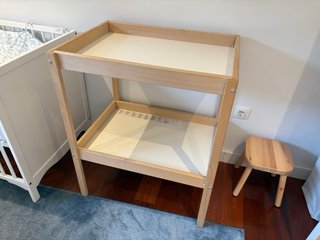 Cambiador IKEA de madera (SNIGLAR)