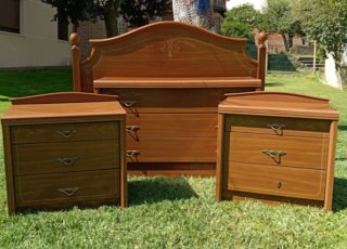 Mesitas, cómoda, espejo y cabecero de madera