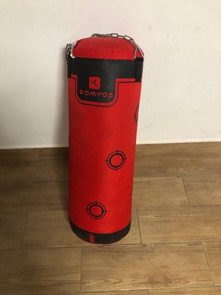 Saco de boxeo rojo con cadenas
