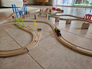 Circuito de tren madera 70 PCs + Tren eléctrico
