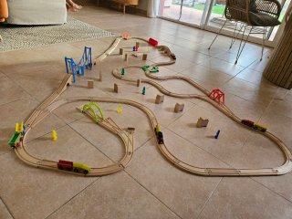 Circuito de tren madera 70 PCs + Tren eléctrico