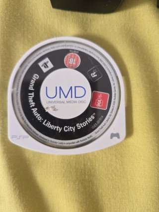 Accessori e giochi PSP + batteria in lotto