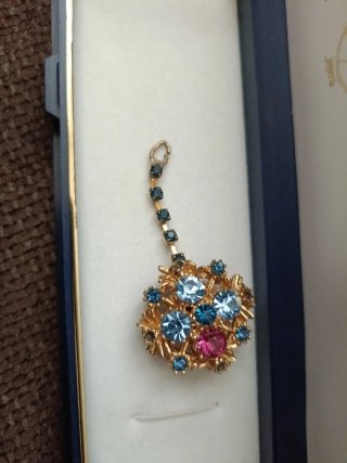 Colgante con piedras azules y rosas