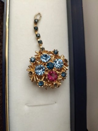 Colgante con piedras azules y rosas