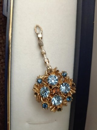Colgante con piedras azules y rosas