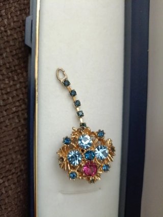 Colgante con piedras azules y rosas