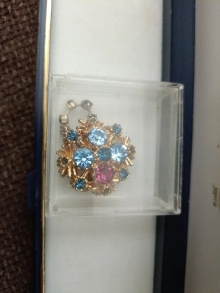 Colgante con piedras azules y rosas