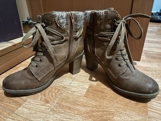 Botines de tacón con cordones y cremallera