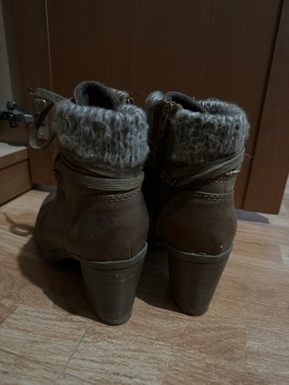 Botines de tacón con cordones y cremallera
