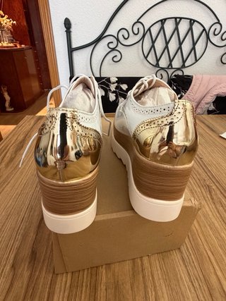 Zapatos blancos y dorados mujer